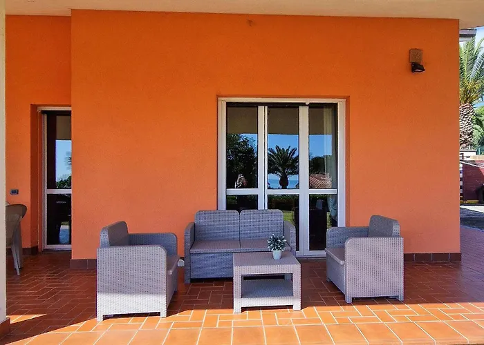 Dom wakacyjny Lovely In With Wifi